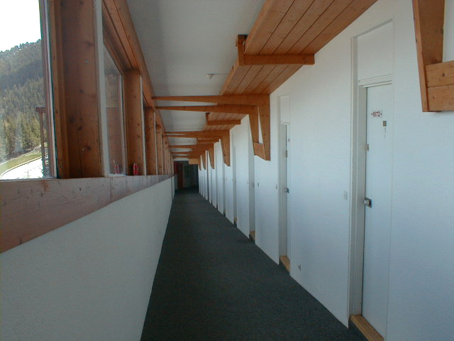La rampe du dernier niveau de logements.