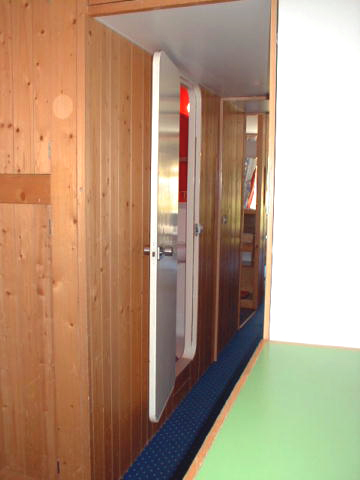 Intérieur d'un appartement : le passage et l'entrée de la salle de bain.