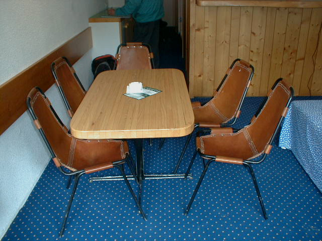 Intérieur d'un appartement, mobilier : chaises en métal et cuir.