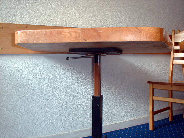 Intérieur d'un appartement, mobilier : table, plateau sur vérin.