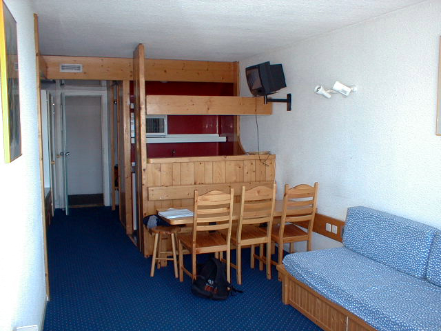 Logement : séjour et cuisine.