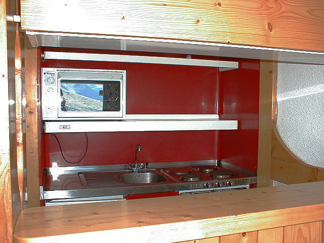 Logement : cuisine, comptoir bar et plan de cuisson.