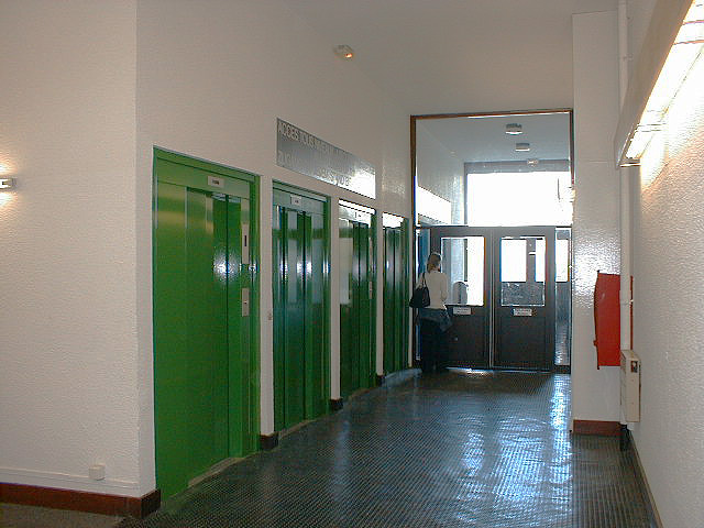 Le hall et les ascenseurs.