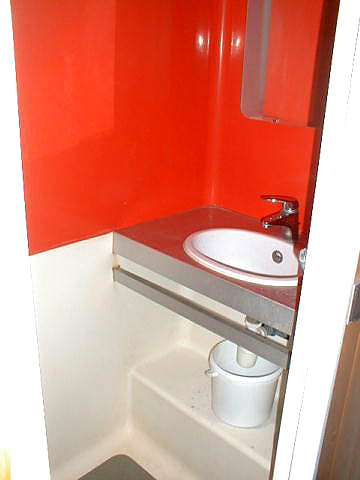 Une chambre du personnel (non restaurée) : la salle de bain.