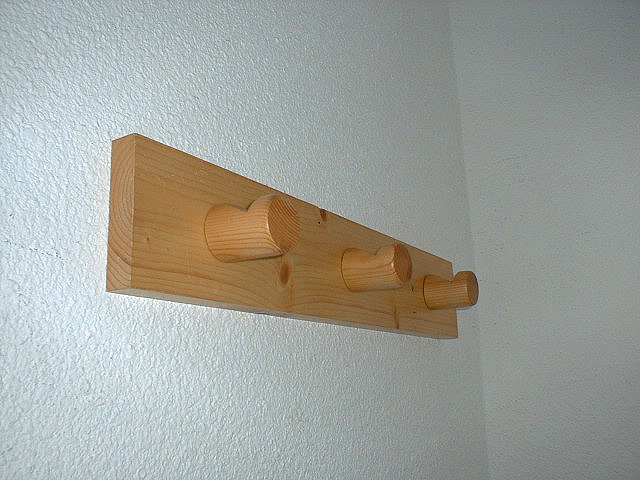 Un studio : un porte-manteau.