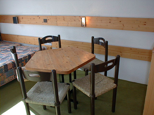 Un studio : mobilier, table et chaises.