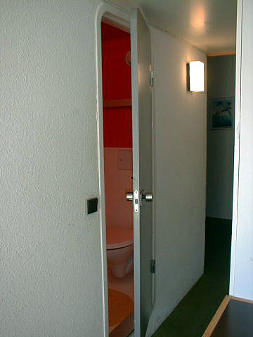 Un studio : entrée de la salle de bain.