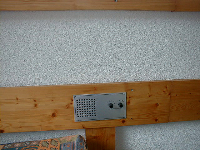 Un studio : mobilier, commande de chauffage.