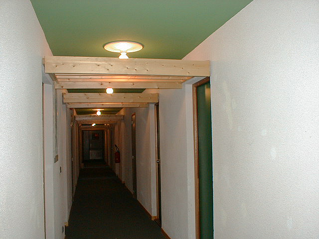 Une coursive distribuant les chambres.