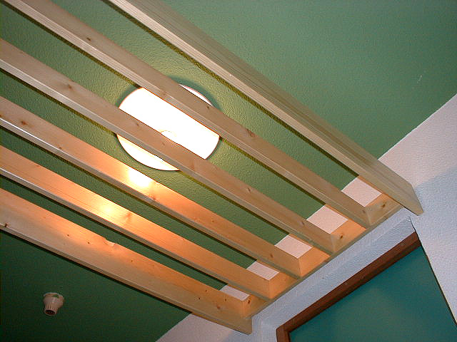 Une coursive distribuant les chambres : détail des luminaires.