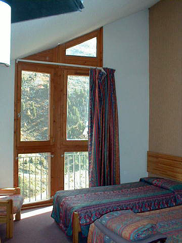 Une chambre, vue vers la terrasse.
