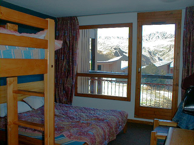 Une chambre, vue vers la terrasse.