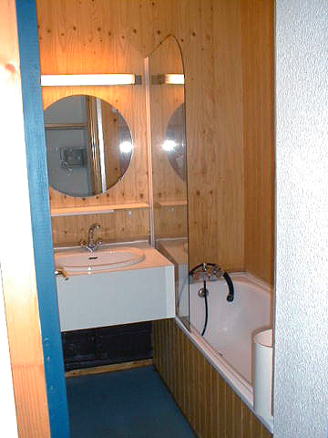 Une chambre, la salle de bain.
