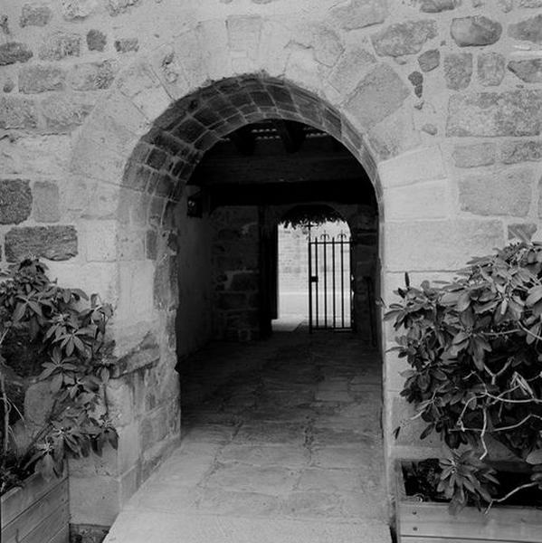 Aile nord : entrée du cloître, vue du nord.