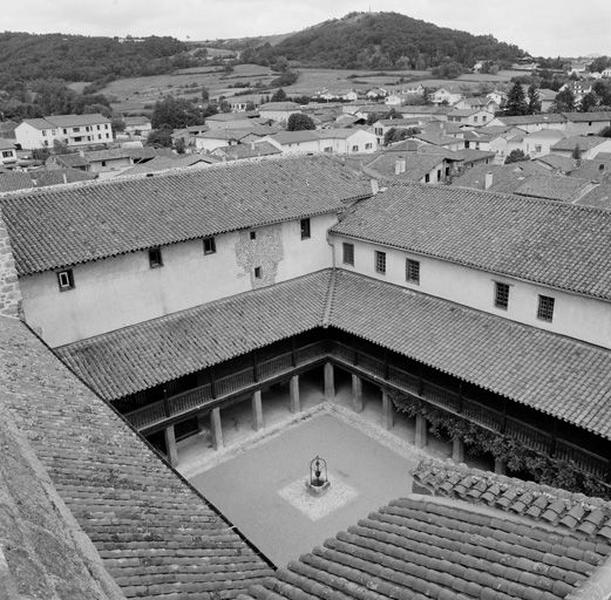 Vue d'ensemble du cloître depuis la tour lanterne (vue du sud-est).