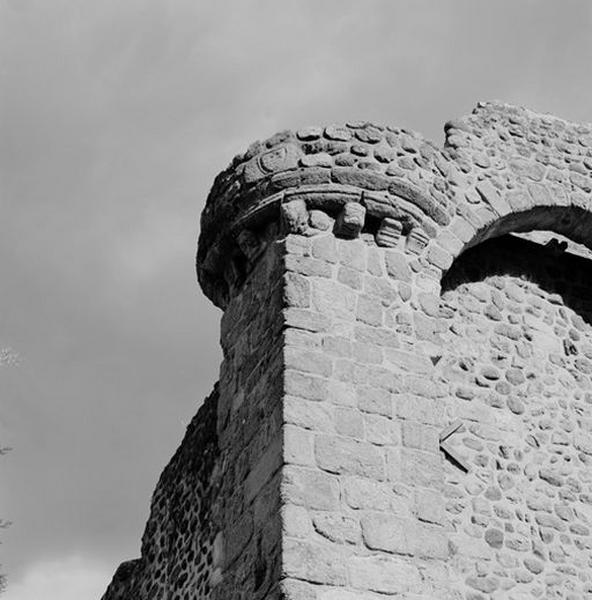 Détail des vestiges de la tourelle en échauguette de l'angle nord-ouest des bâtiments conventuels, depuis l'ouest.