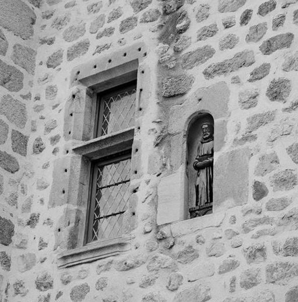 Façade nord : détail des fenêtres situées au-dessus de l'entrée du cloître.