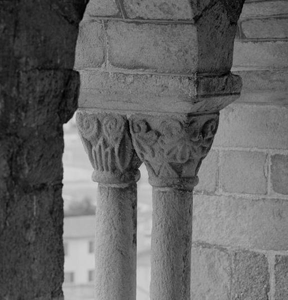 Chapiteaux de la tour clocher (face sud, baie ouest, vu de l'intérieur du clocher).