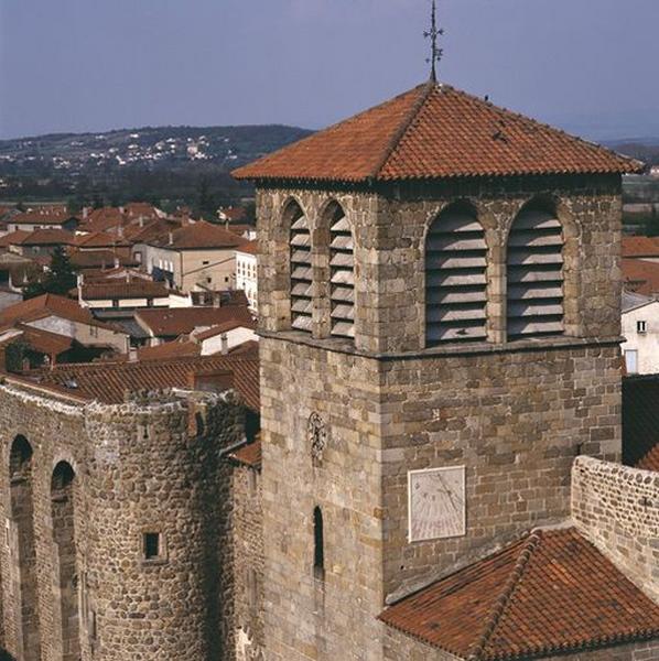 Vue des niveaux supérieurs du clocher porche et de l'aile ouest des bâtiments conventuels, depuis une grue placée au sud-ouest.