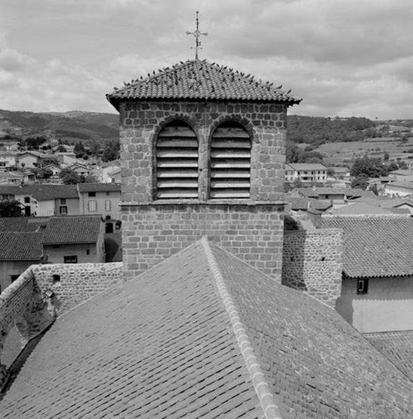 Vue du toit de la nef et du clocher porche, depuis le clocher de la croisée.