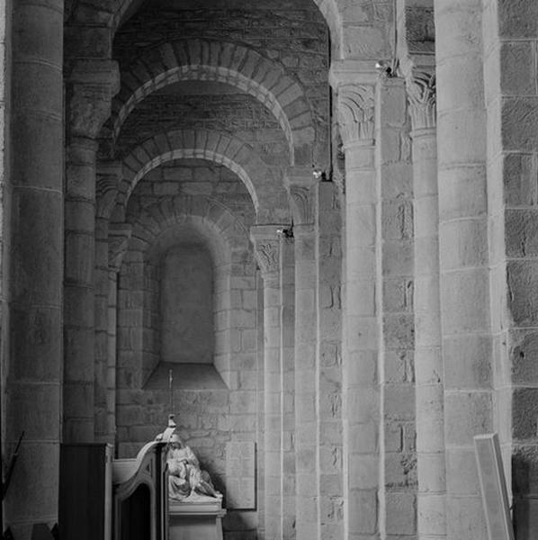 Vue d'ensemble intérieure du collatéral sud, vers l'entrée.