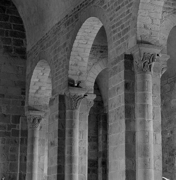 Détail des grandes arcades de la nef, du côté nord, depuis le sud-est.