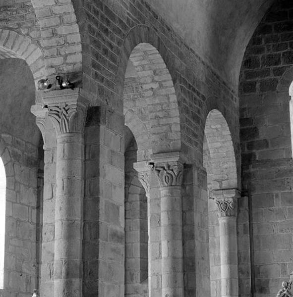 Détail des grandes arcades de la nef, du côté sud, depuis le nord-est.