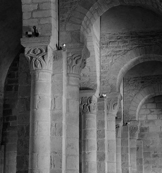 Détail des grandes arcades de la nef, depuis le collatéral nord, depuis le nord-est.