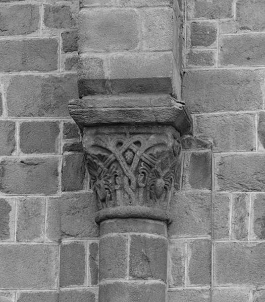 Détail du chapiteau soutenant l'arcature décorative sur le bras sud du transept.