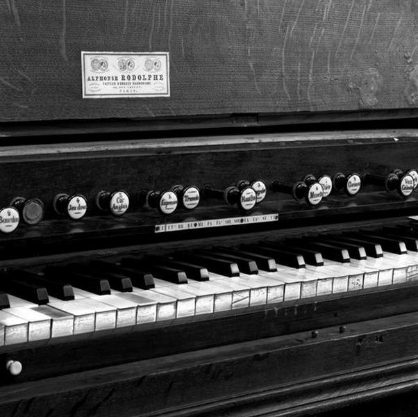 Vue du clavier de l'harmonium.