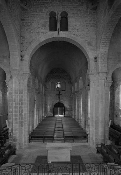 Vue d'ensemble intérieure vers l'entrée.