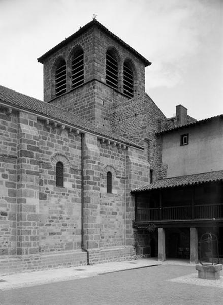 Vue de l'angle sud-ouest du cloître.