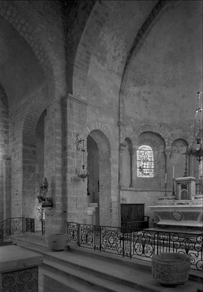 Vue intérieure du choeur et de l'abside, de trois-quarts depuis le sud-ouest, avec la clôture du choeur et l'absidiole nord.