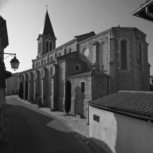 Vue d'ensemble de trois-quart sud-est.