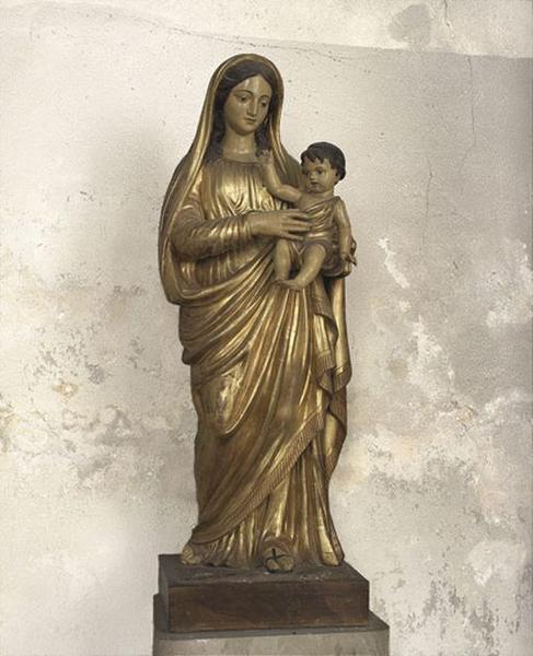 Vue générale de la statue de la Vierge à l'Enfant.