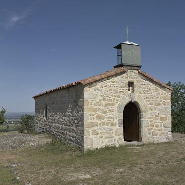 Vue d'ensemble de trois-quarts, depuis l'ouest.