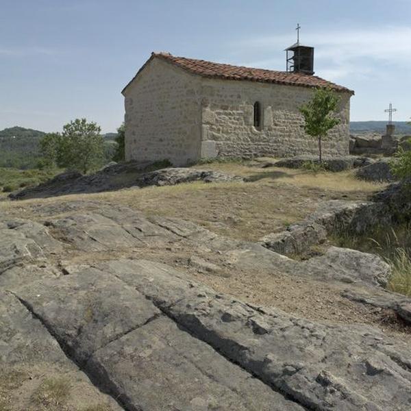 Vue d'ensemble de trois-quarts arrière, depuis le nord.