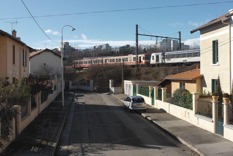 Vue nord-est, fin de l'impasse donnant sur la voie de chemin de fer et accès à la société