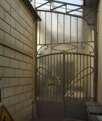 Entrée principale de l'atelier de reliure