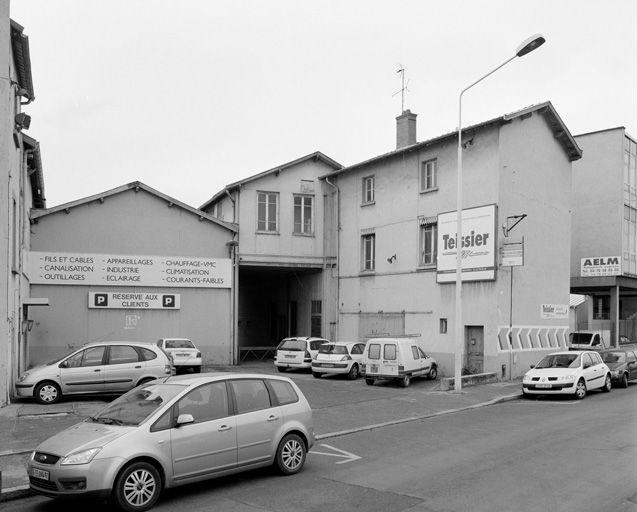 Vue des bâtiments en alignement sur la rue Croix-Barret