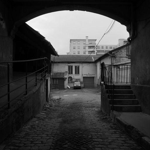 Vue ouest de la cour pavée