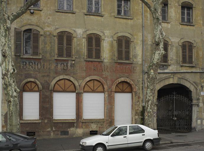 Façade ouest : détail enseigne