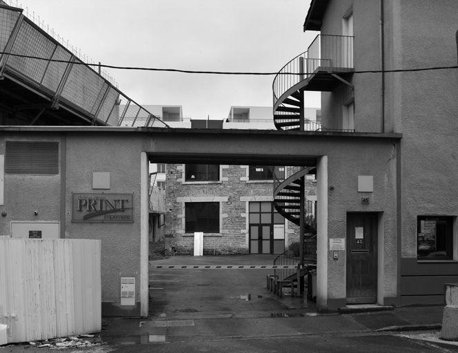 Entrée principal et grand atelier en fond de cour