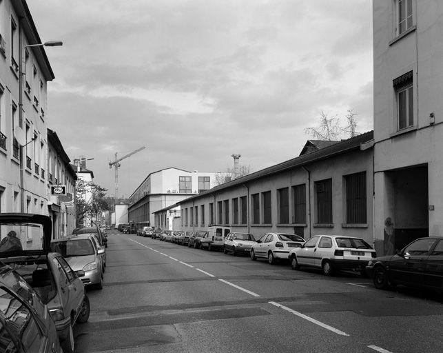 Vue de la façade principale sur la rue St-Pierre-de-Vaise