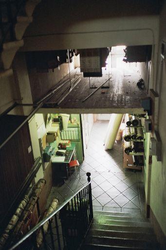 Escalier intérieur et stockage des cartons perforés