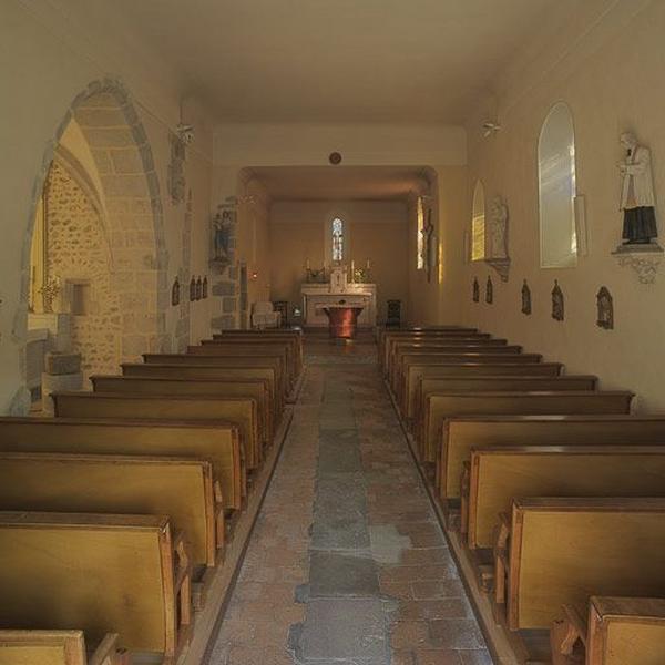 Vue intérieure de la nef en direction du choeur et du maître-autel.