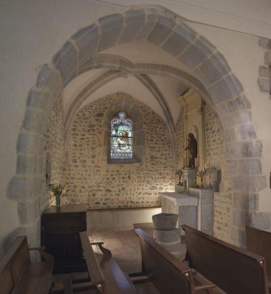 Vue d'ensemble de la chapelle située au nord et de l'autel de la Vierge.