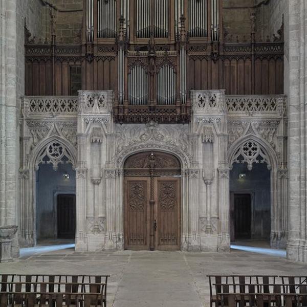 Vue générale, portes latérales entrouvertes.