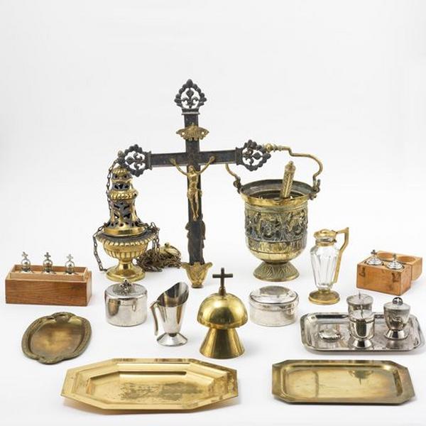 Vue d'ensemble de plusieurs objets d'orfèvrerie (plateaux, coffrets aux saintes huiles, croix de procession, seau à aspersion, aiguière...)