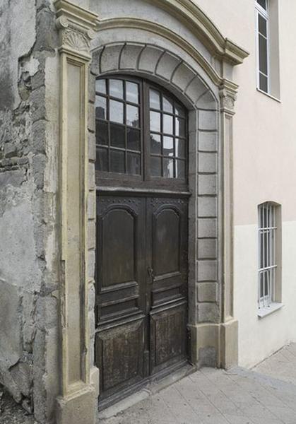 Bâtiment A : portail d'entrée du 2e quart du 18e siècle.